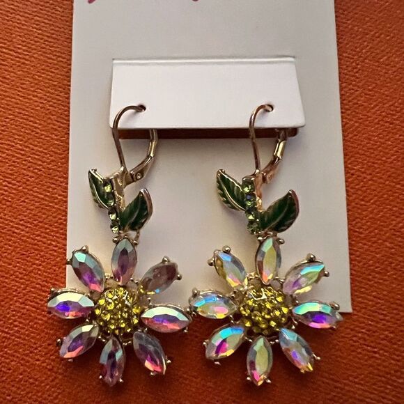 🌼 Betsey Johnson NEW CRYSTAL DROP DANGLE DAISY EARRINGS 🌼 - Picture 2 of 7